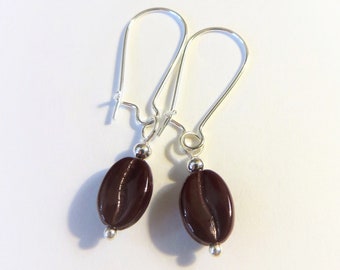 Donkerbruine glanzende koffieboon bungel oorbellen met verzilverde lange oordraden