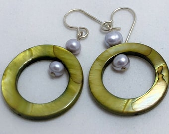 Glanzende olijfgroene schaal bungelt met lavendel zoetwaterparels en sterling zilver