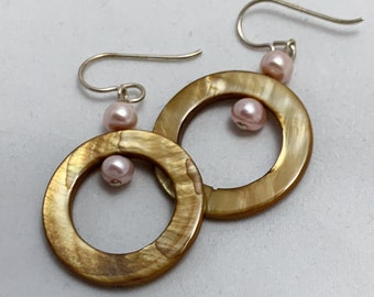 Glanzende goudbruine schaal bungelt met zoetwaterparels en sterling zilver