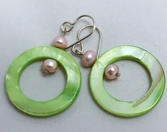 Glanzende groene schaal bungelt met zoetwaterparels en sterling zilver