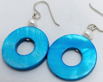 VEEL KLEUREN BESCHIKBAAR - glanzende schelp bungelende oorbellen met zoetwaterparels en sterling zilver