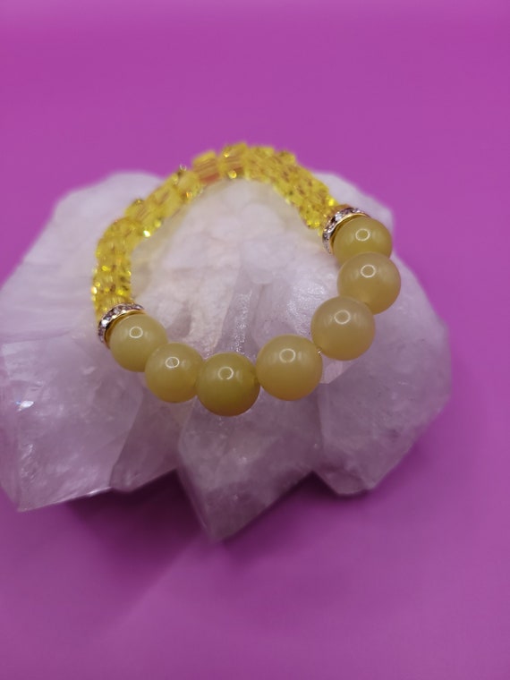Energetically UPLIFTING yellow lemon jade with yellow light catching glass cube beads bracelet.
