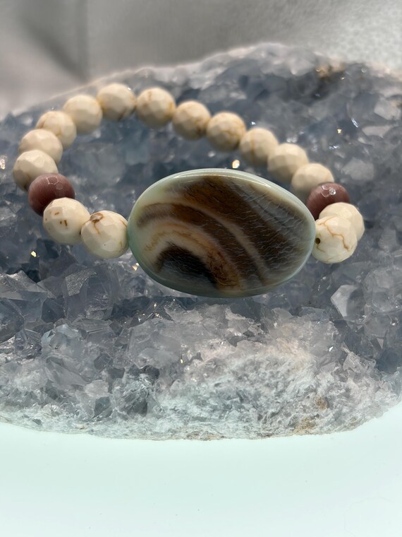 Energetically BALANCING faceted howlite beads accenting agate slab focal bead stretch bracelet