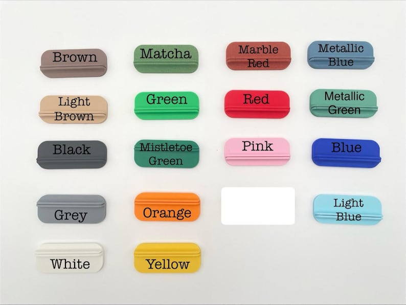 Puede incluir: Una colecci&oacute;n de peque&ntilde;os objetos rectangulares en varios colores, cada uno etiquetado con un nombre de color en texto negro. Los colores incluyen marr&oacute;n, matcha, rojo m&aacute;rmol, azul met&aacute;lico, marr&oacute;n claro, verde, rojo, verde met&aacute;lico, negro, verde mu&eacute;rdago, rosa y azul.