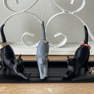 Three Cats Ring Holder with Cat Bed Dish - Unique Ring Holder for Ring Display- Engagement Gift Personalized Ring Holder - Gifts For Her/Him
