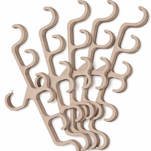 Peut inclure: Un ensemble de cintres en bois brun clair avec un design incurvé unique. Les cintres présentent une série de crochets et de découpes décoratives, disposés en motif superposé sur fond blanc. Le design est moderne et minimaliste.