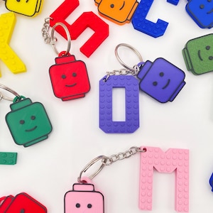 Llaveros personalizables con letras de bloques de construcción y cabeza de ladrillo / Regreso a clases / Alfabeto personalizado / Regalos para niños / Recuerdos de fiesta