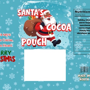Op de afbeelding: Een feestelijk ontwerp voor Santa's Cocoa Pouch op een lichtblauwe achtergrond met sneeuwvlokken. De kerstman wordt afgebeeld met een zak. Tekst bevat "Santa's Cocoa Pouch", "Merry Christmas" en "Santa says: Warm Cocoa, Warm Heart."