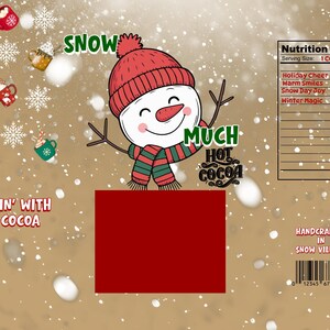 Peut inclure: Une illustration festive avec un bonhomme de neige portant un bonnet et une écharpe rouges, avec le texte "Much Hot Cocoa". L'image comprend des flocons de neige, des tasses de cacao et la phrase "Chillin' with my Cocoa". Une étiquette de valeurs nutritionnelles est également présente.