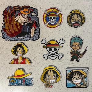 Peut inclure: Collection de patchs brodés représentant des personnages et symboles de l'anime One Piece. Les patchs incluent des images de Luffy, Zoro, Ace et le logo Jolly Roger, dans diverses poses et designs.