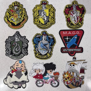 Écussons brodés de style anime fantastique, blasons de maisons d'écoles de magie, explorateur de l'espace, bateau pirate, écusson thermocollant mignon pour veste ou sac à dos