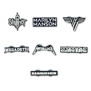 Peut inclure: Un ensemble de sept épinglettes en émail noir et blanc représentant les logos des groupes Slipknot, Marilyn Manson, Van Halen, Megadeth, Metallica, Scorpions et Rammstein. Chaque épinglette possède une attache métallique sécurisée au dos.
