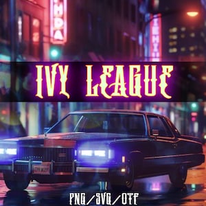 Op de afbeelding: Een donkergekleurde klassieke auto met heldere koplampen staat 's nachts op een natte straat. De afbeelding bevat de tekst "IVY LEAGUE" in een gestileerd lettertype, met neonreclame op de achtergrond. De afbeelding bevat ook de tekst "PNG/SVG/OTF".