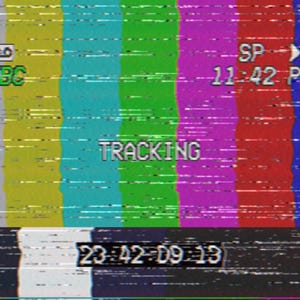 以下が含まれることがあります： カラフルなバーと中央に「TRACKING」というテキストが表示された、ビンテージのテレビテストパターン。時間は「11:42 PM」と「23:42:09:13」と表示されています。