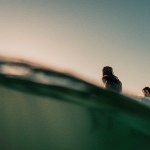 Surfer-Foto-Kunstdruck || Wellenfotografie || Digitaler Download || Kalifornische Küstenwandkunst || Strandhaus-Dekor