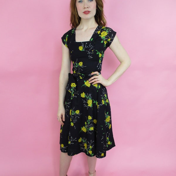 1950s Black Dress with Yellow Rose Print | Flowers | Size Small | Bust 32" | Waist 26-27” | Cotton | Rockabilly | Pin Up | Vintage VTG