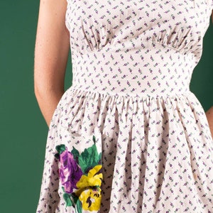 1950s White and Purple Floral Print Dress XS Vintage VTG image 2