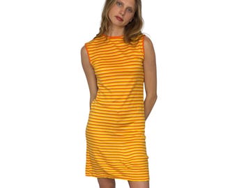 Puede incluir: Vestido sin mangas, hasta la rodilla, con rayas horizontales en tonos amarillos, naranjas y rojos. El vestido tiene un cuello redondo y una silueta recta y entallada. El vestido está hecho de una tela ligera.