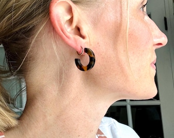Aros de acetato con diseño de carey: Joyas ligeras y robustas, pendientes negros.
