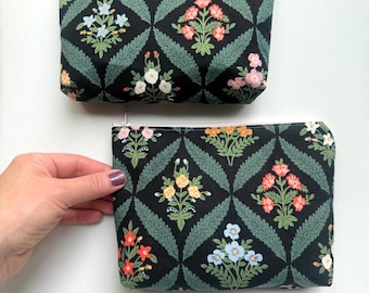 Estuche con cremallera floral de Rifle Paper Co. – Estuche negro con cremallera floral - Regalo para mamá - neceser de maquillaje