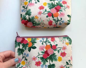 Estuche con cremallera floral de Rifle Paper Co. – Estuche con cremallera floral color crema - Regalo para mamá - Neceser - Estuche para cosméticos