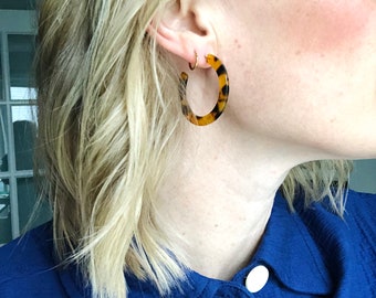 Tortoise shell earrings - tortoise shell hoop earrings - leopard hoop earrings - neutral earrings - lightweight earrings - brown earring