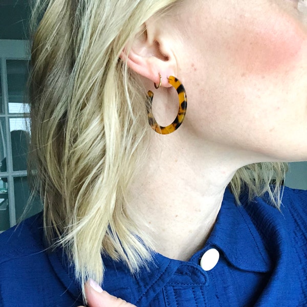 Tortoise shell earrings - tortoise shell hoop earrings - leopard hoop earrings - neutral earrings - lightweight earrings - brown earring