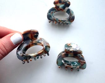 Small Speckled Hair Claw – Blue, Orange, Brown Pattern Mini Clip