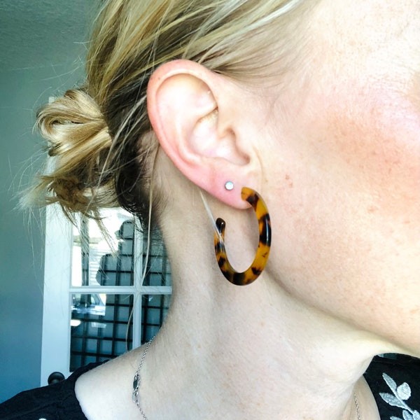 Tortoise shell hoops - tortoise shell earrings - brown black earrings - lightweight earrings - neutral earrings - women accessory - hoop ear