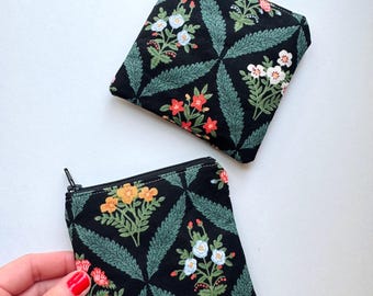 Estuche con cremallera floral de Rifle Paper Co. – Cartera Black Diamond Greenery