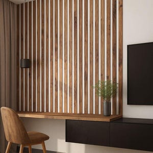 Könnte beinhalten: Ein modernes Heimbüro mit einem Holzschreibtisch, Stuhl und einer Wand mit Holzlatten. Der Schreibtisch hat eine schwarze Schubladeneinheit und eine kleine Pflanze in einer dunklen Vase. Ein schwarzer Flachbildfernseher ist an der Wand montiert.