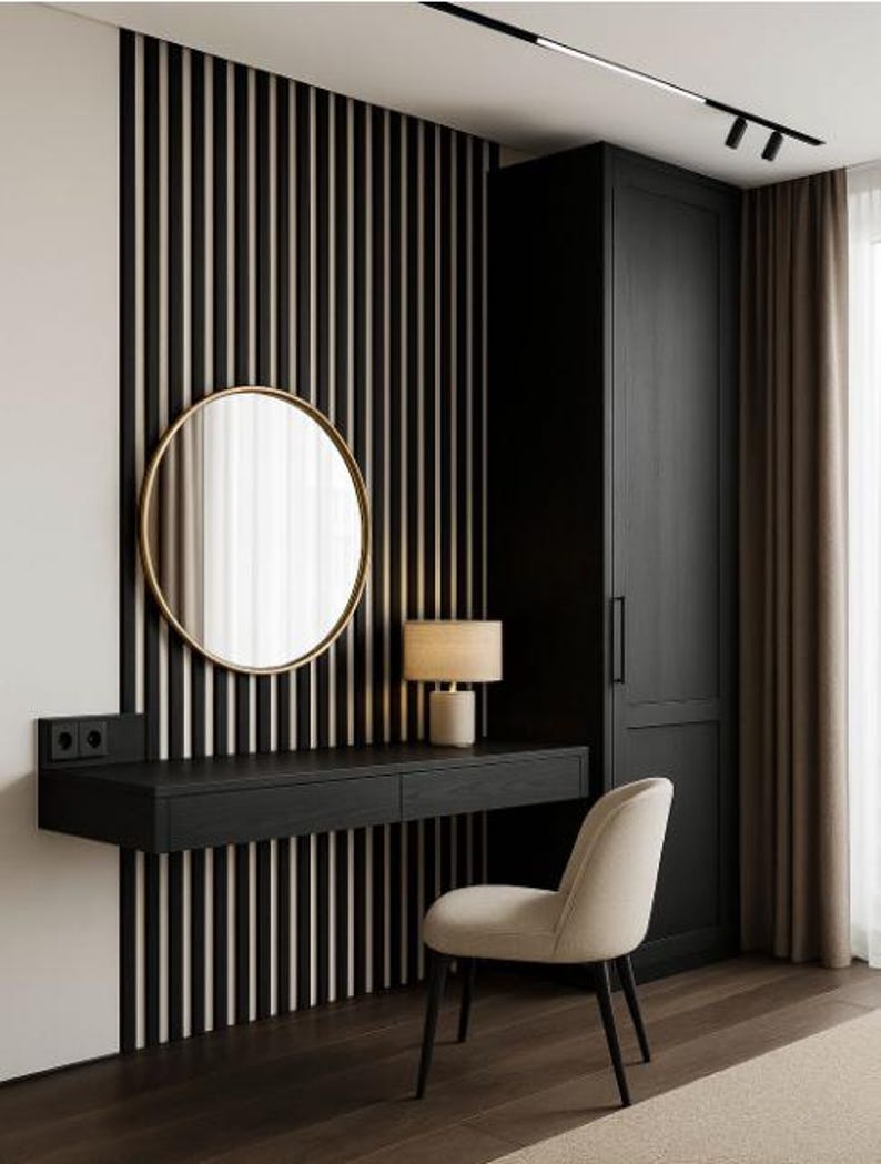 Pu&ograve; includere: Un moderno set da toeletta con una scrivania nera sospesa, uno specchio rotondo con cornice dorata e una sedia imbottita beige. La parete presenta pannelli verticali bianchi e neri e una piccola lampada &egrave; sulla scrivania.