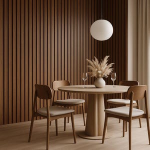 Pu&ograve; includere: Una sala da pranzo moderna con un tavolo rotondo in legno, quattro sedie e un vaso decorativo con fiori secchi. Una grande lampada a sospensione rotonda &egrave; appesa sopra il tavolo. Le pareti sono rivestite con doghe di legno verticali.