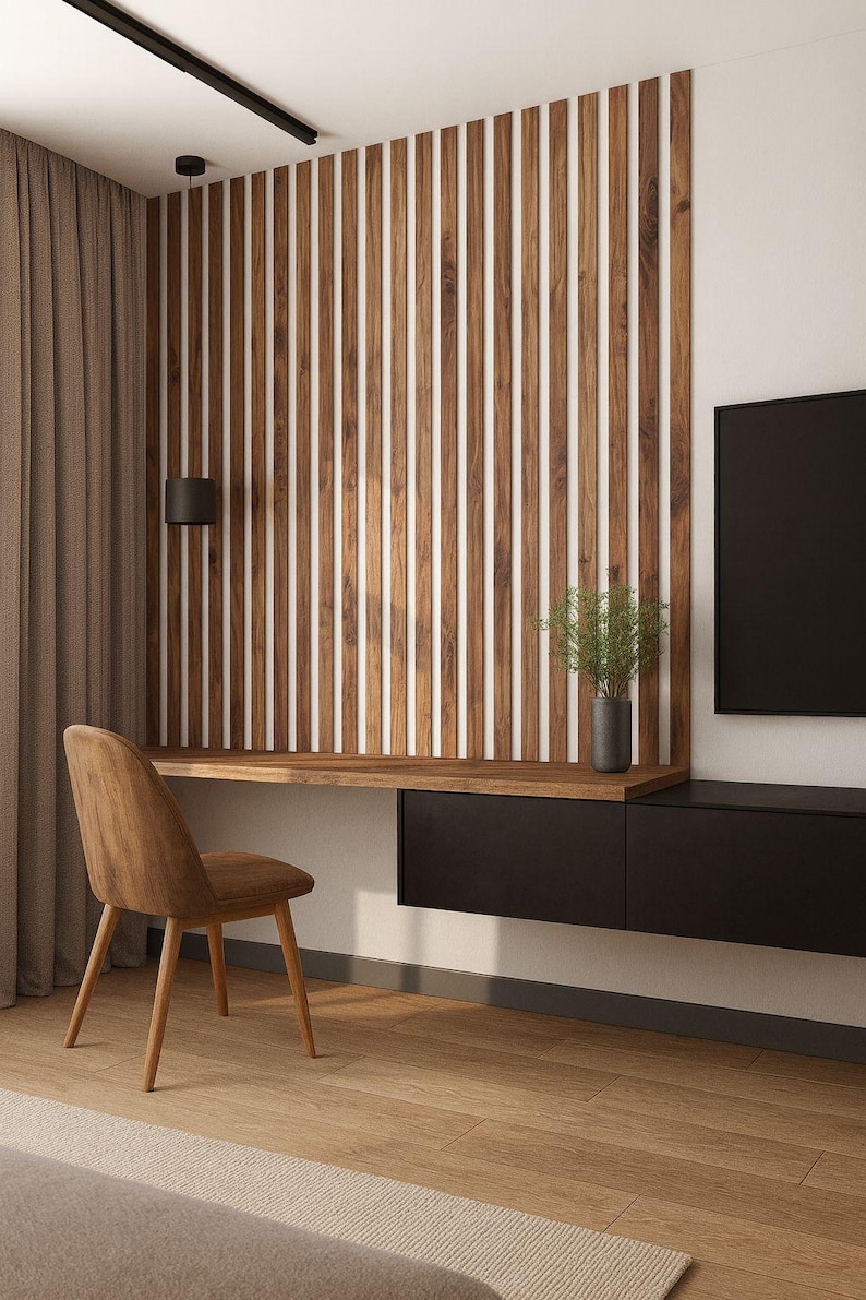 Pu&ograve; includere: Un moderno ufficio domestico con una scrivania in legno, una sedia e una parete decorativa a doghe di legno. La scrivania ha un mobile con cassetti nero e una piccola pianta in un vaso scuro. Un televisore a schermo piatto nero &egrave; montato a parete.