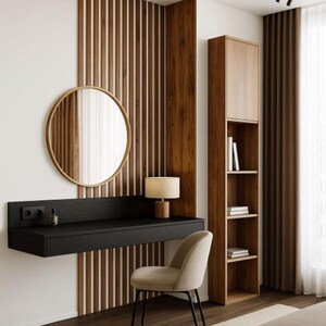 Pu&ograve; includere: Un'area trucco moderna con una scrivania nera sospesa, uno specchio rotondo e una sedia beige. La parete presenta doghe di legno verticali e un'alta credenza in legno con ripiani aperti. Una piccola lampada &egrave; sulla scrivania.