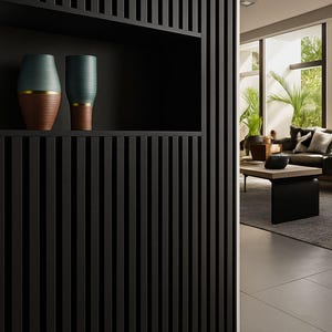 Pu&ograve; includere: Design d'interni moderno con una parete a doghe nere e una mensola. Due vasi decorativi in ​​tonalit&agrave; verde acqua, marrone e oro sono esposti. Lo sfondo rivela un soggiorno con divano, tavolino e ampie finestre.