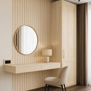 Pu&ograve; includere: Un interno di camera da letto moderno con una toeletta in legno chiaro, uno specchio rotondo e una piccola lampada. Una sedia beige imbottita con gambe nere &egrave; di fronte alla toeletta. La parete ha pannelli verticali in legno e un armadio alto &egrave; visibile.