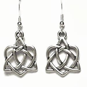 Orecchini pendenti a forma di cuore con nodo celtico della Trinità, in argento sterling placcato argento, con fili per orecchini, in scatola