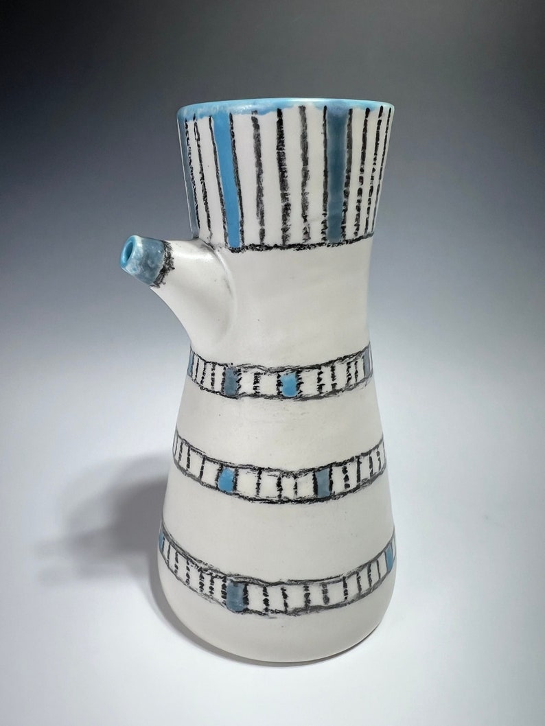 Modern Porcelain Oil Pourer Vase image 1