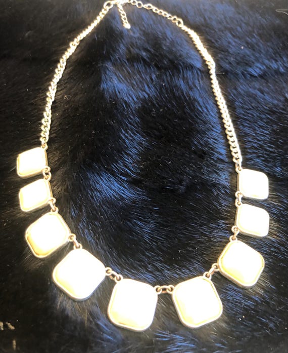 Silvertone and ivory colored statement necklace - image 3