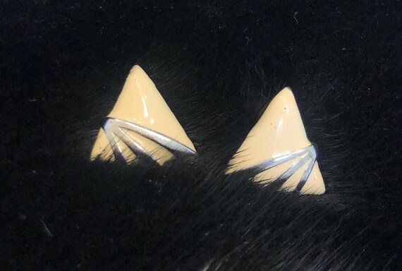 triangle shape earrings pierced - image 3