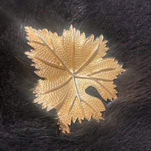 Vintage textured leaf brooch pin large goldtone