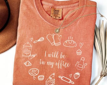 Camiseta divertida "I'll Be in My Office" con colores cómodos de Baker® - Regalo de Navidad para mamá panadera, regalo de Acción de Gracias para galletas y panadero casero