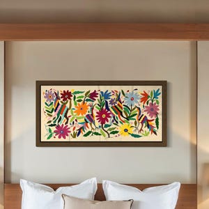 Puede incluir: Un dormitorio con una cama de madera, ropa de cama blanca y una colorida obra de arte floral sobre la cama. Lámparas a juego se encuentran en las mesitas de noche. Una alfombra beige cubre el suelo.