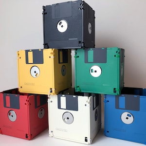 アップサイクルされたフロッピーディスクコンテナ：レトロテックペンシルカップ