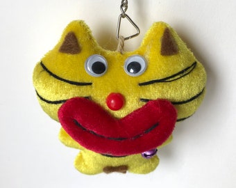 Cat - keychain - Vintage - yellow - big red lips - strange - oddity - friend gift - collector gift - cat lover - goofy cat