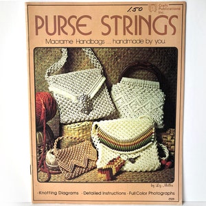 Puede incluir: Un libro titulado "Purse Strings: Macrame Handbags... handmade by you." de Liz Miller. La portada muestra una foto de cuatro bolsos de macramé en varios colores y estilos.