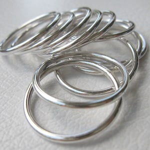 Mycket enkla klassiska stapelringar i 925 sterlingsilver, säljs separat, tillverkade i Kanada