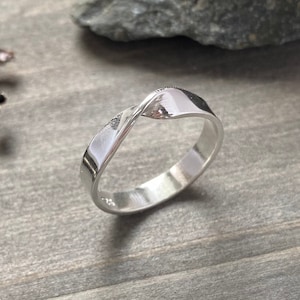 Mobius Twist Ring in .925 Silver, Sizes 3-16