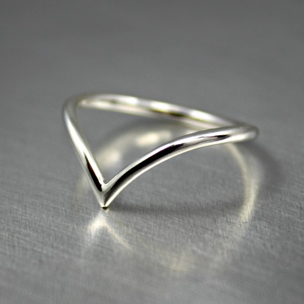 Srebrny pierścionek z drutu Chevron, pierścionek Wishbone, prosty pierścionek do łączenia, pierścionek obietnicy, pierścionek midi. Wyprodukowano w Kanadzie.